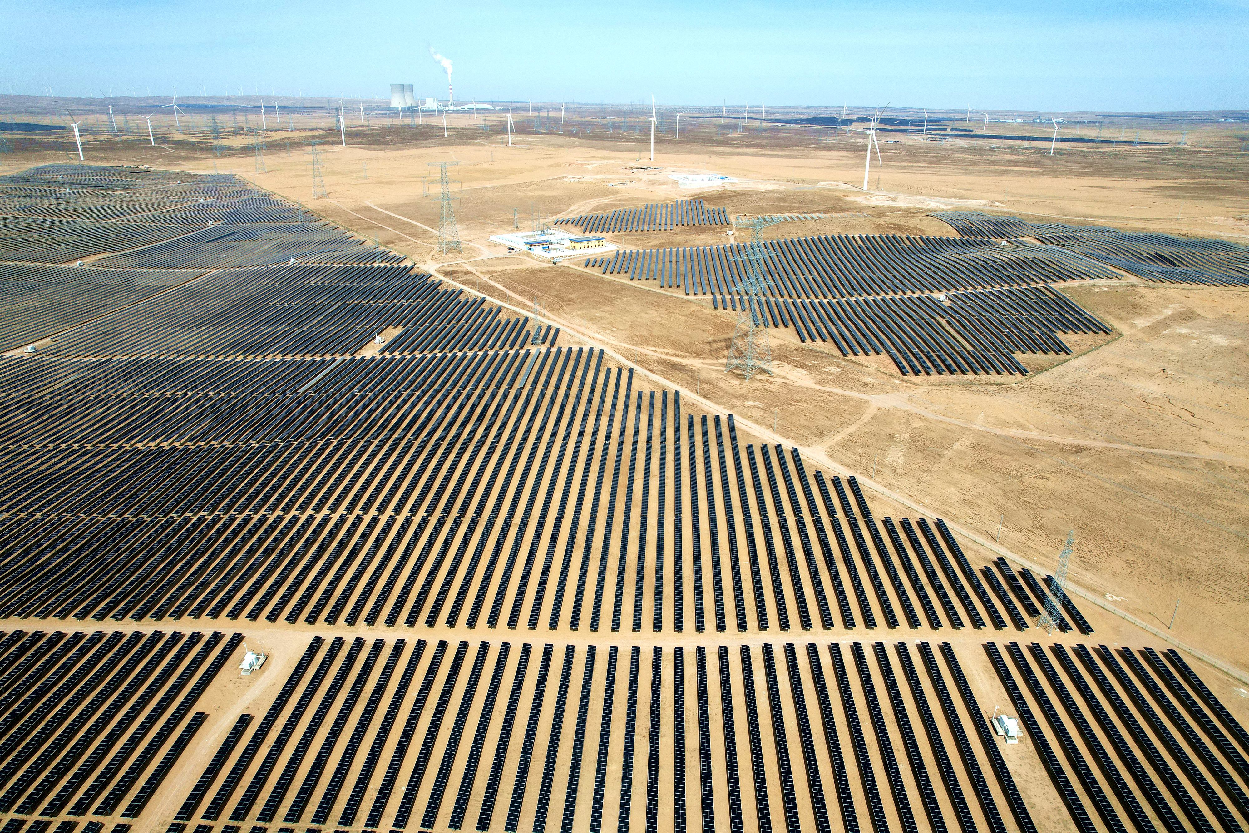 2026年3月18日，寧夏銀川，在靈武市白土崗鄉(xiāng)的一處光伏產(chǎn)業(yè)基地，成片的太陽能光伏板匯成一片“藍色海洋”。